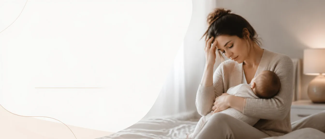 Erschöpfte Mutter, die ihr Baby im Arm hält